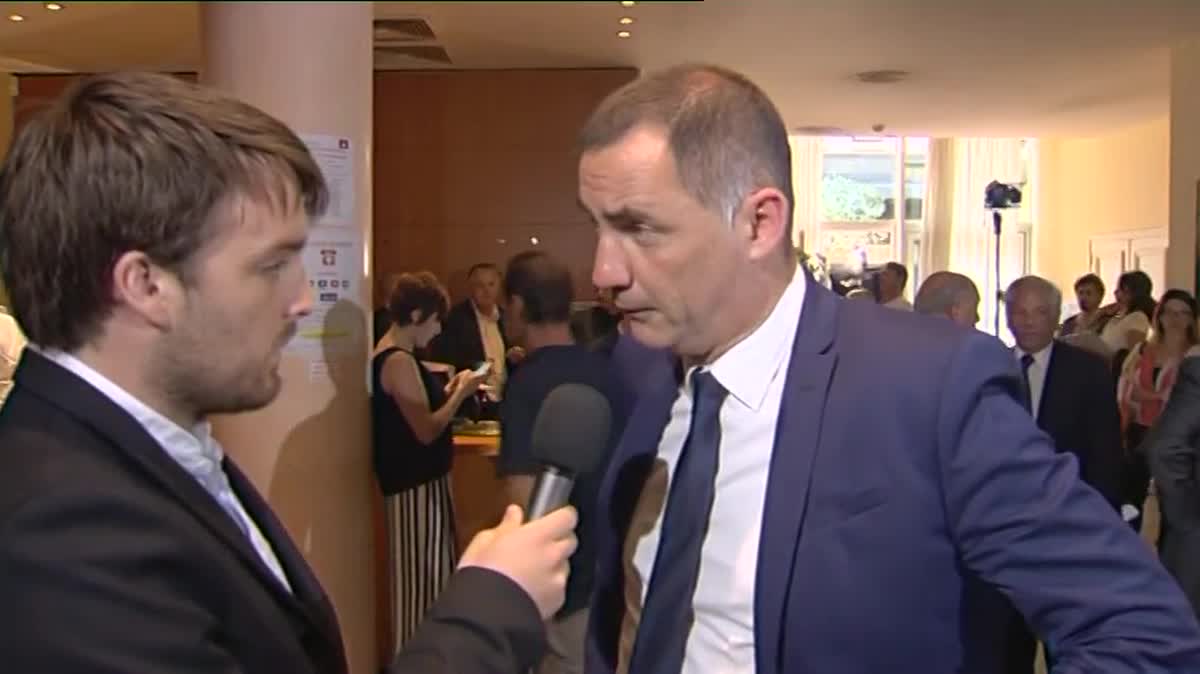 Le Premier ministre Manuel Valls à l'Assemblée de Corse le 4 juillet 2016, entouré de Jean-Guy Talamoni (G), Président indépendantiste de l'Assemblée, Gilles Simeoni (D), Président autonomiste du Conseil Exécutif