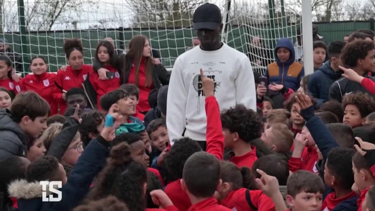 Sadio Mané est devenu le nouvel actionnaire majoritaire de Bourges en National 2, la légende de Liverpool et de la sélection du Sénégal a passé ce samedi la journée dans son nouveau club. Retrouvez toute l'actualité du champion d'Afrique et vainqueur de la Ligue des Champions dans la chronique d'Olivia Leray.