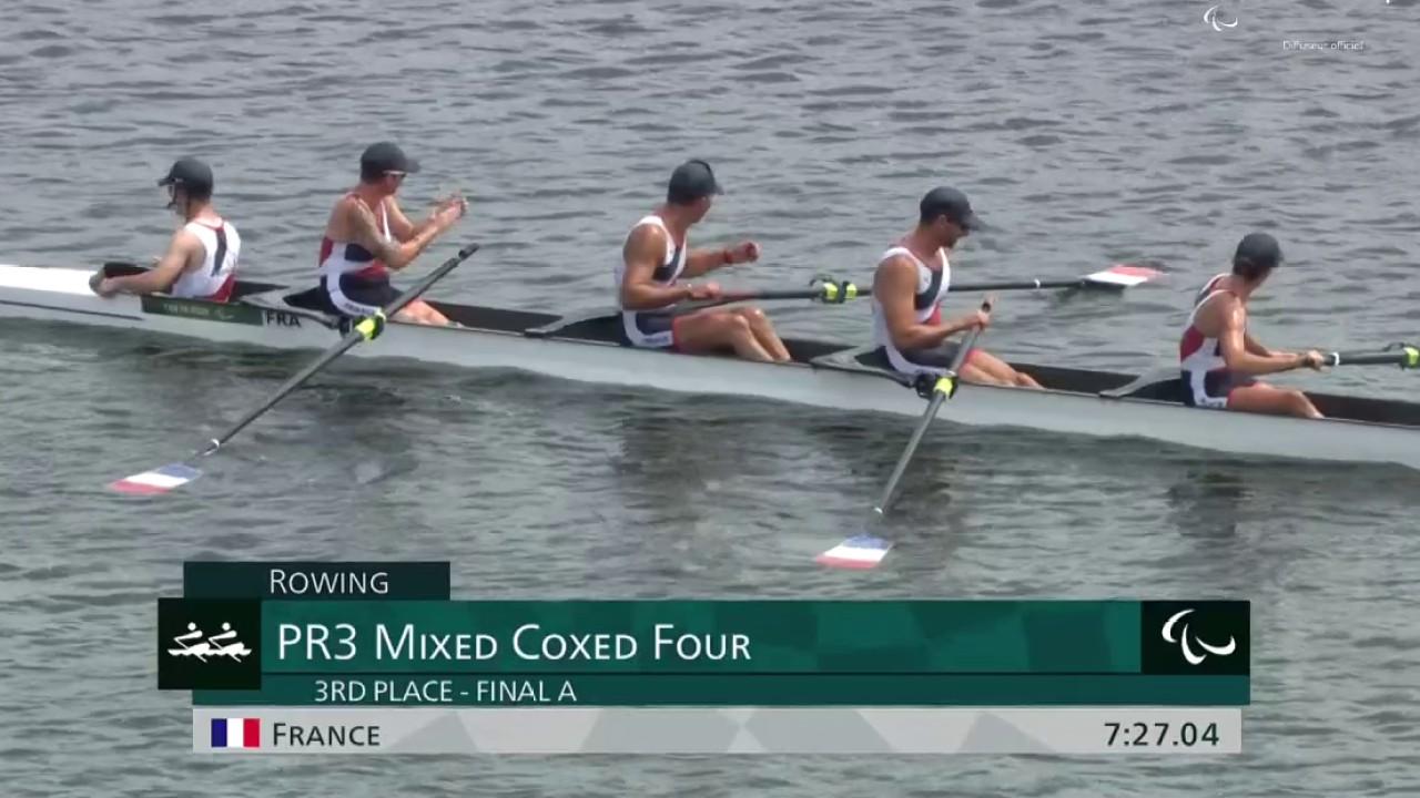 Le 4 avec barreur mixte offre une douzième médaille de bronze, la 21ème du contigent français à Tokyo ! Le bateau tricolore termine la course derrière les Britanniques et les États-Unis.