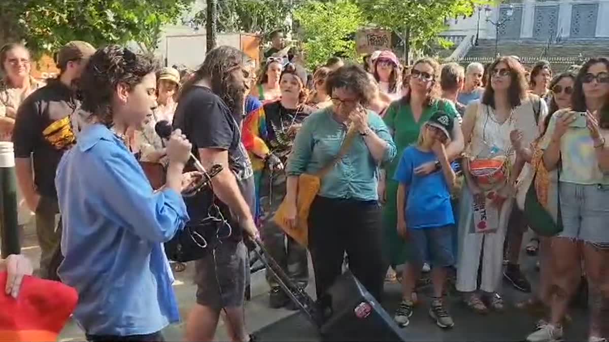 La marche des fiertés bastiaise défile sur le Vieux port de Bastia.