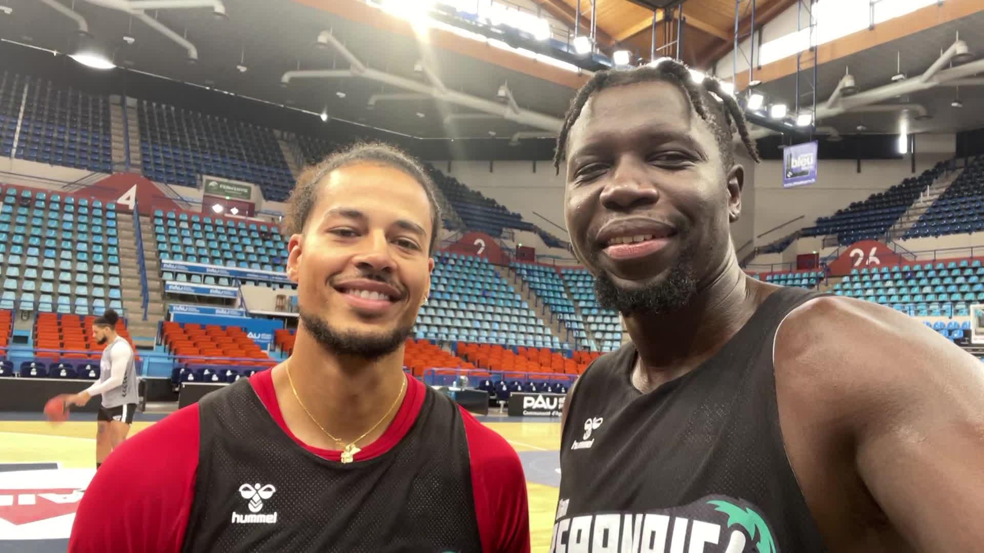 Les basketteurs de l'Elan Béarnais, Gaylor Curier et Landing Sané, lors d'un entrainement au Palais des sports de Pau.