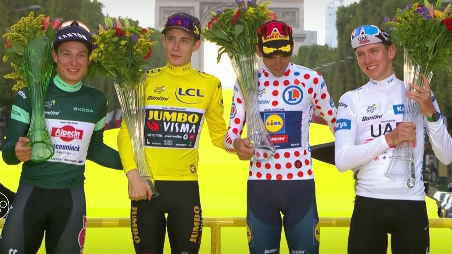 Pour clôturer ce Tour de France 2023, Jonas VIngegaard, maillot jaune, Tadej Pogacar, maillot blanc, Jasper Philipsen, maillot vert, et Giulio Ciccone, maillot à pois, montent tous les quatre sur le podium pour une dernière photo devant l'Arc de Triomphe.