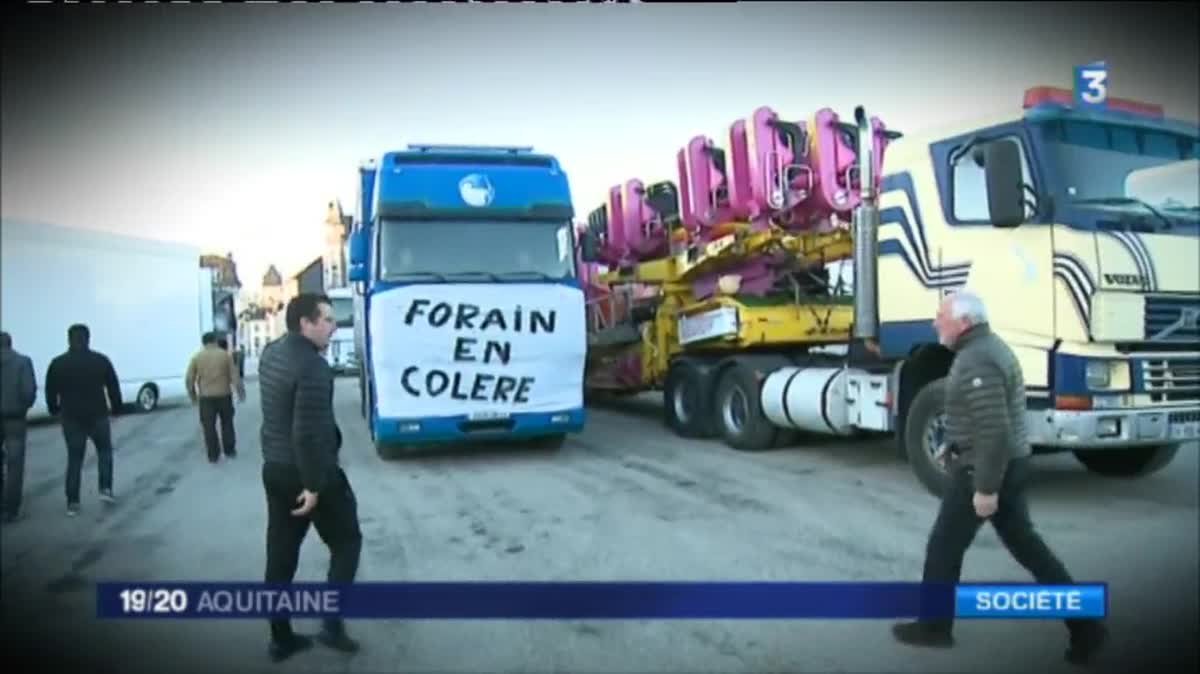 Les forains, en colère,  devant l'hôtel de ville de Pau le 30 mars 2017.