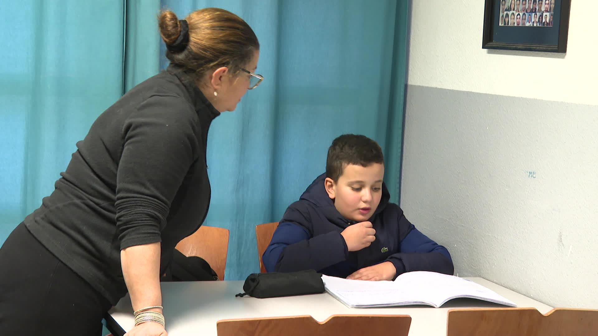 Depuis plus de 30 ans, la Maison de l'Accompagnement scolaire offre un lieu dédié aux collégiens et aux lycéens de Valdegour, l'un des quartiers prioritaires de Nîmes, dans le Gard. Mais en décembre 2023, la subvention de l'Etat a été supprimée, un coup dur dont l'association ne se relèvera pas.