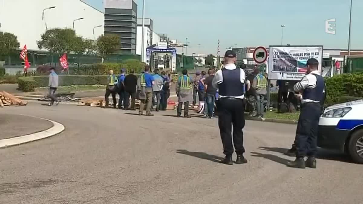 170 salariés de l'entreprise GM&S de La Souterraine bloquent, jeudi 30 mars 2017, le site du constructeur automobile PSA dans les Yvelines