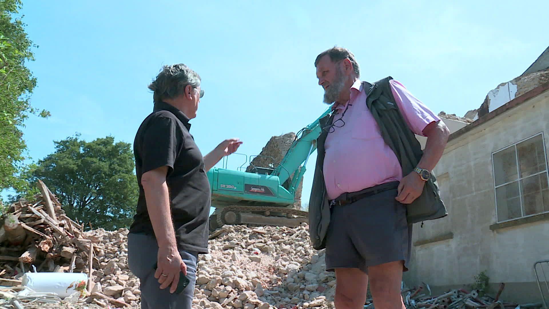 Fourques (Pyrénées-Orientales) - un mur du 8e siècle détruit à la pelleteuse par mesure de sécurité - juin 2023.