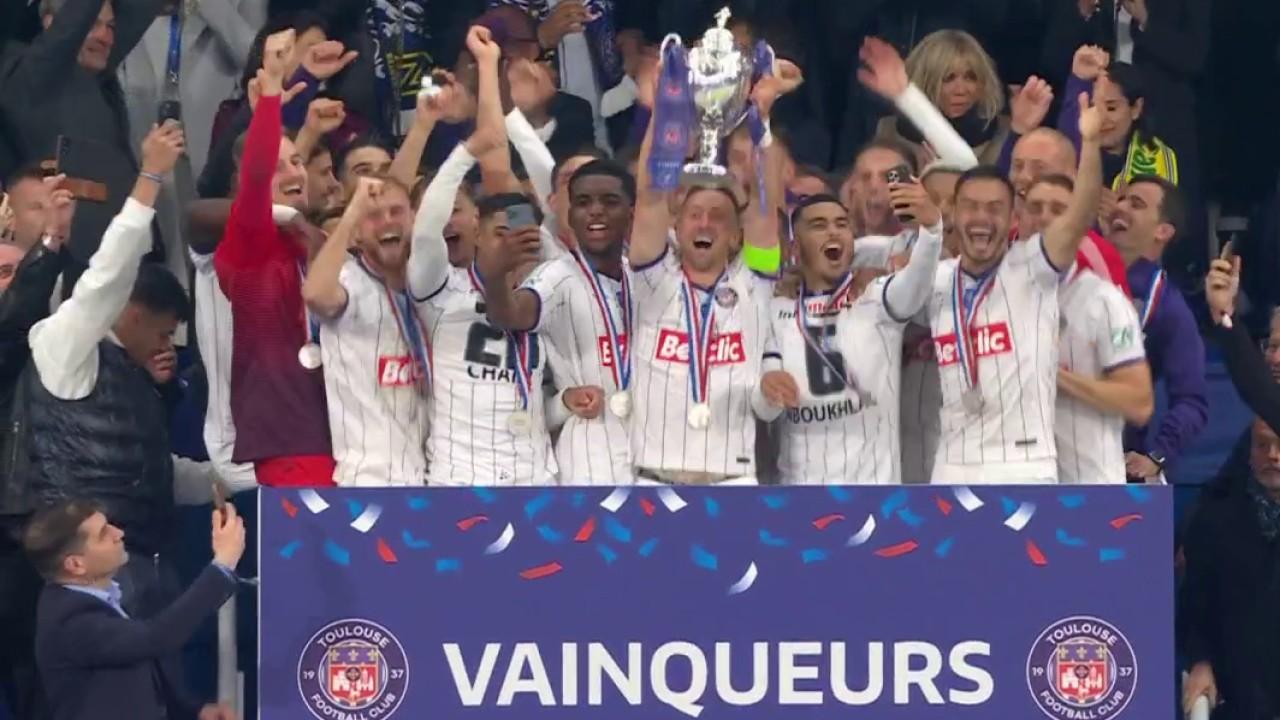 Dans les tribunes du Stade de France, les joueurs du Téfécé reçoivent les honneurs du Président de la République avant de soulever la première Coupe de France de l'histoire du club.