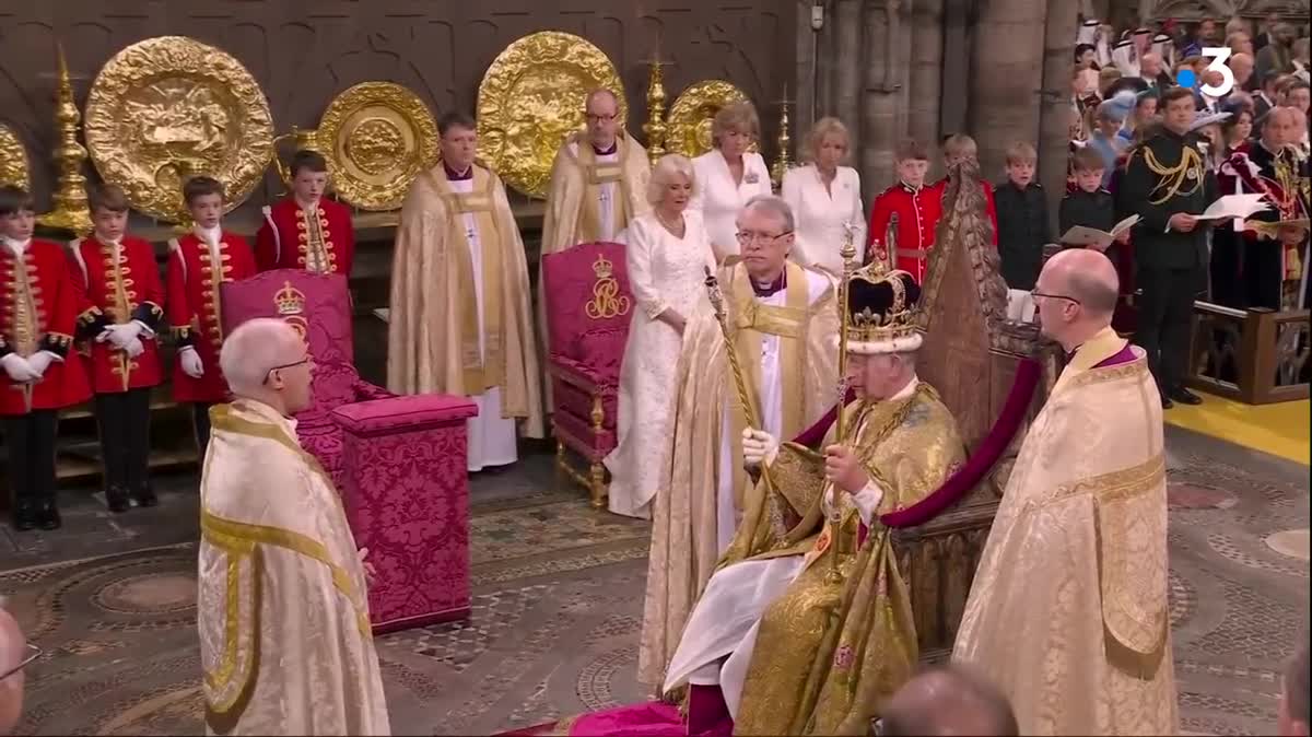 Le roi "Jean-Claude Charles" et la reine "Christiane Camilla" saluent la foule du Touvet (Isère) à l'occasion du couronnement du roi Charles III, ce samedi 6 mai.