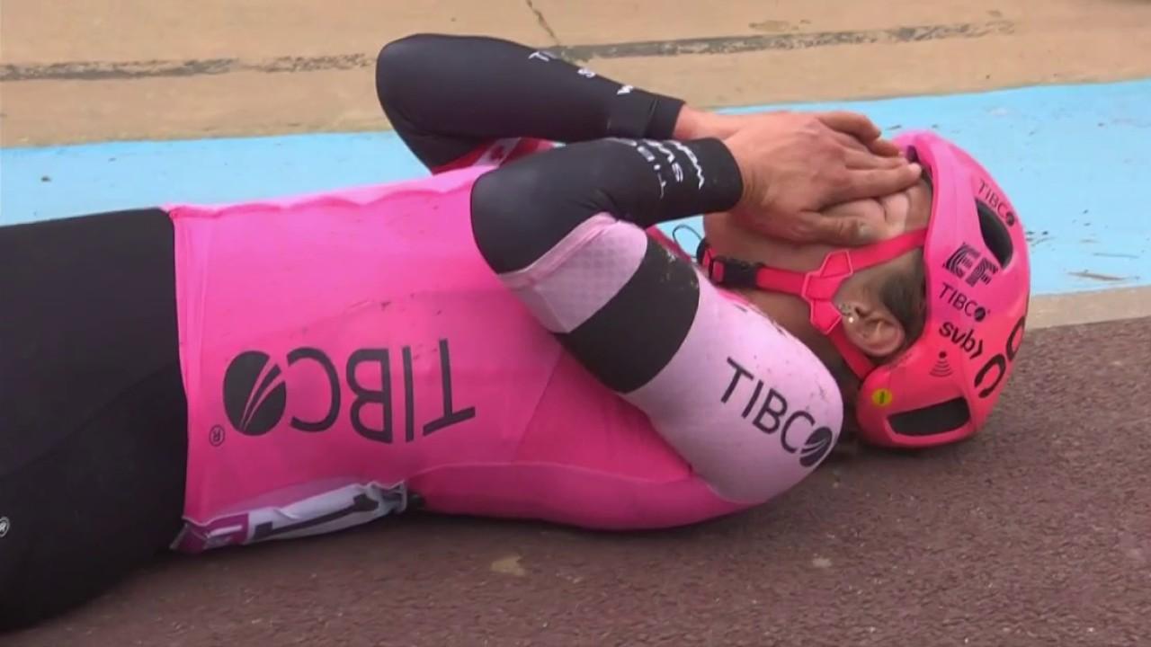 Quel final ! Au terme d'un sprint exceptionnel, Alison Jackson remporte Paris-Roubaix. La Canadienne, plus puissante sur la fin, lève les bras dans le vélodrome devant Katia Ragusa et Marthe Truyen. Coté Françaises, Eugénie Duval et Marion Borras se classent respectivement 4e et 5e.