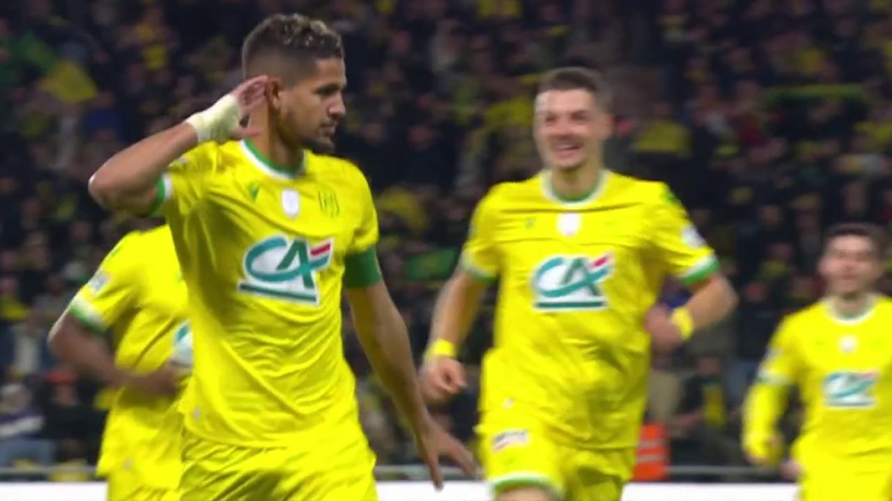 Les Nantais confirment leur domination dans cette rencontre ! Ludovic Blas réalise un enchaînement sublime pour permettre aux Canaris de mener 1 à 0. Les hommes d'Antoine Kombouaré font exploser le stade de La Beaujoire face à l'OL !