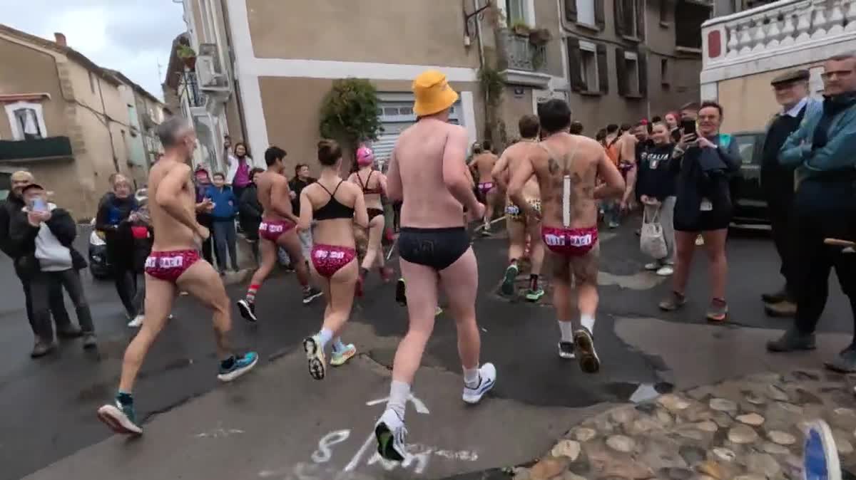 5ème édition de la Slip Race à Nébian au Nord de Montepllier dans l'Hérault. 200 participants ont couru avec l'équipement obligatoire minimum, un slip.