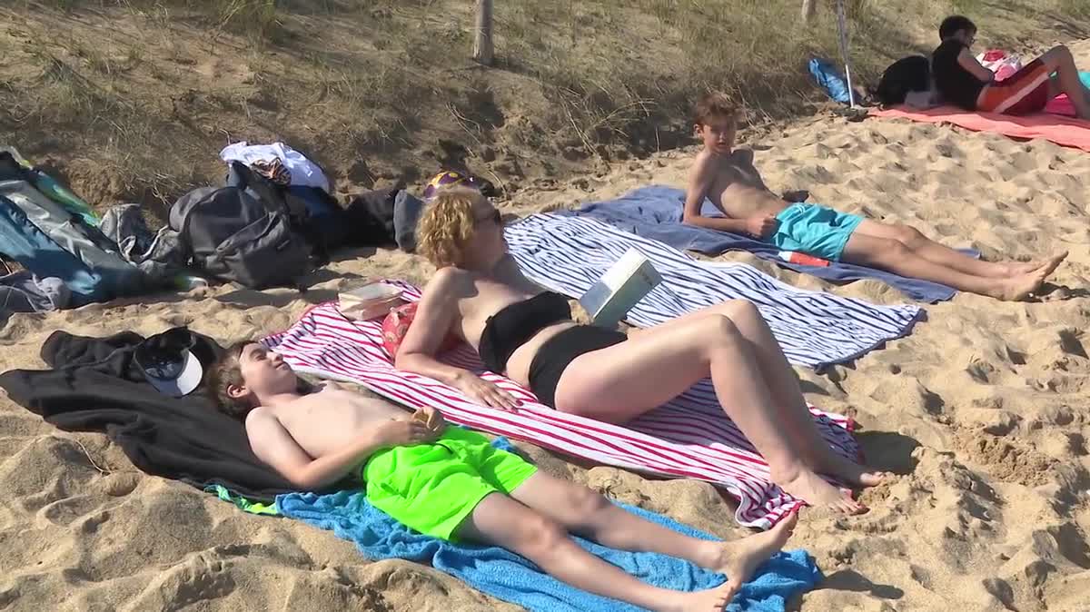 Ewen et Axel profitent de la plage une dernière fois avant la rentrée.