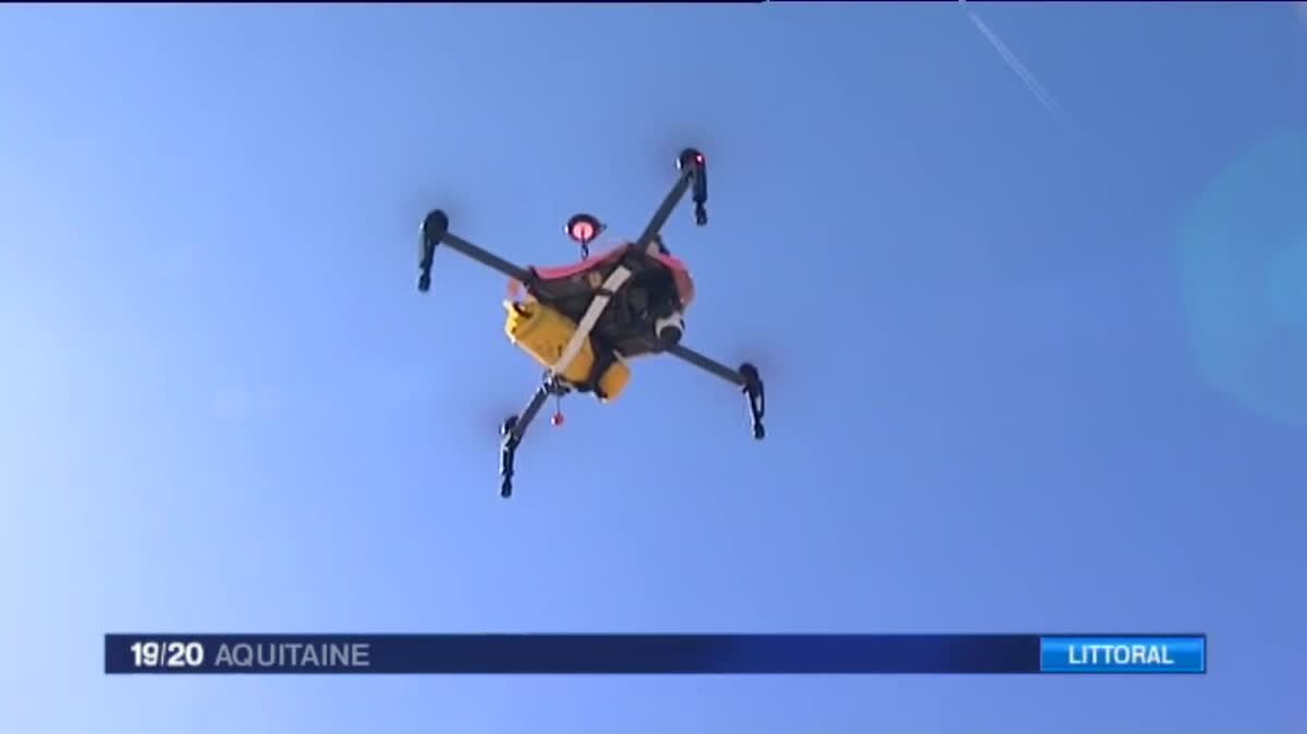 Ce drône peut larguer une bouée auto-gonflable. 