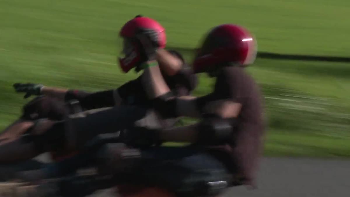 Le freeride, un sport spectaculaire qui se pratique avec une planche à roulettes sur route.