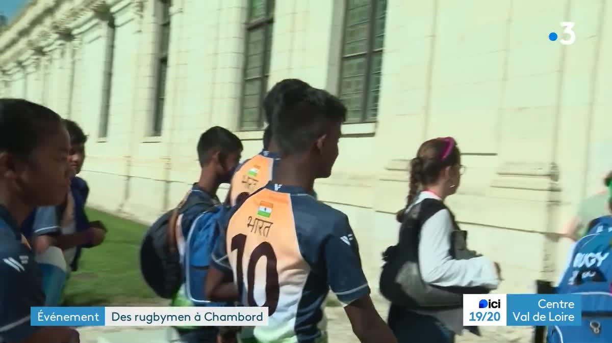 Deux jeunes joueuses de l'équipe de rugby indienne à Chambord, lundi 4 septembre.