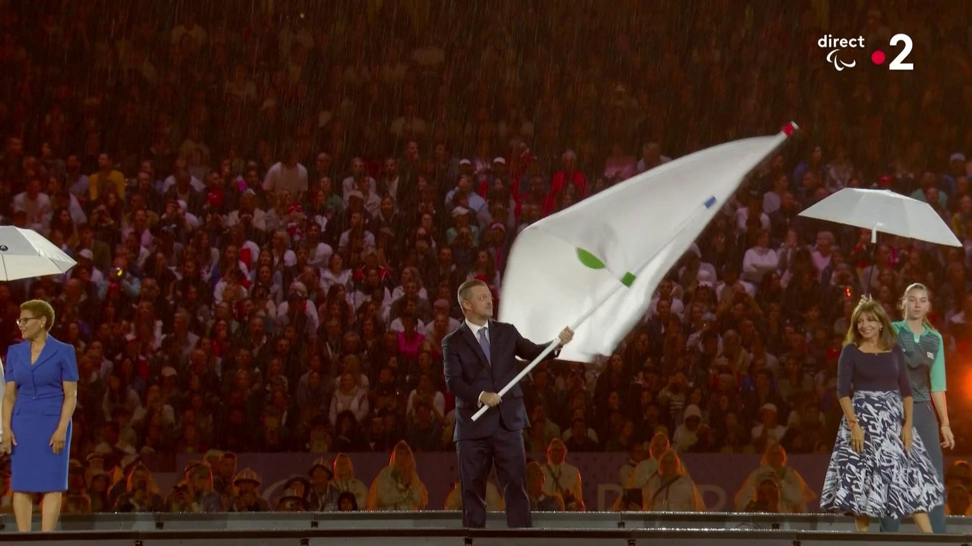 La maire de Paris, Anne Hidalgo, a remis le drapeau paralympique à la maire de Los Angeles, au Stade de France.