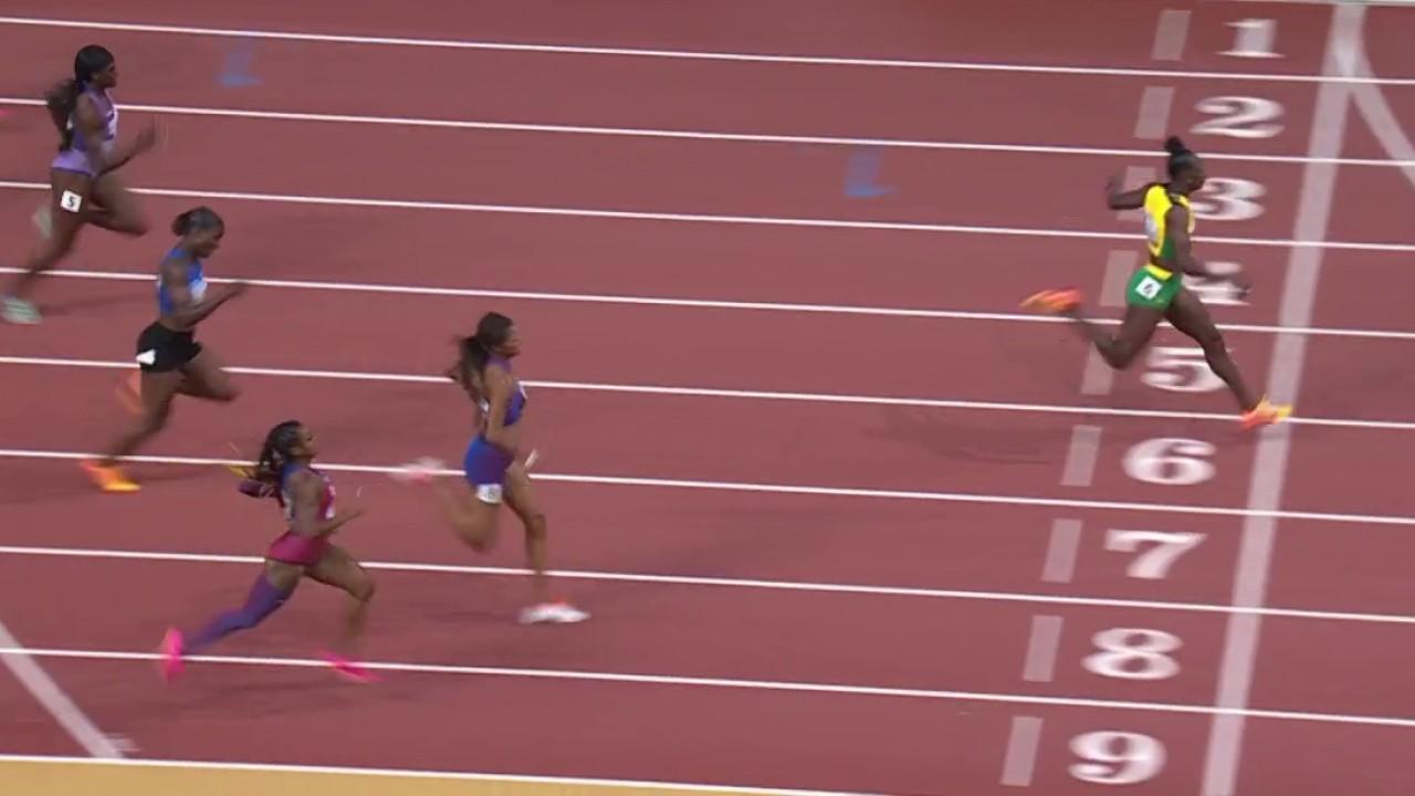 Elle a écrasé ses concurrentes : Shericka Jackson a réalisé un 200 mètres fou en finissant à sept centièmes du record mondial. Elle décroche l'or en 21''41. Derrière, les Américaines Thomas et Richardson, respectivement deuxième et troisième, complètent le podium.