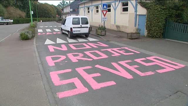 Les riverains ont installé des pancartes sur l'ancien site qui doit être rénové