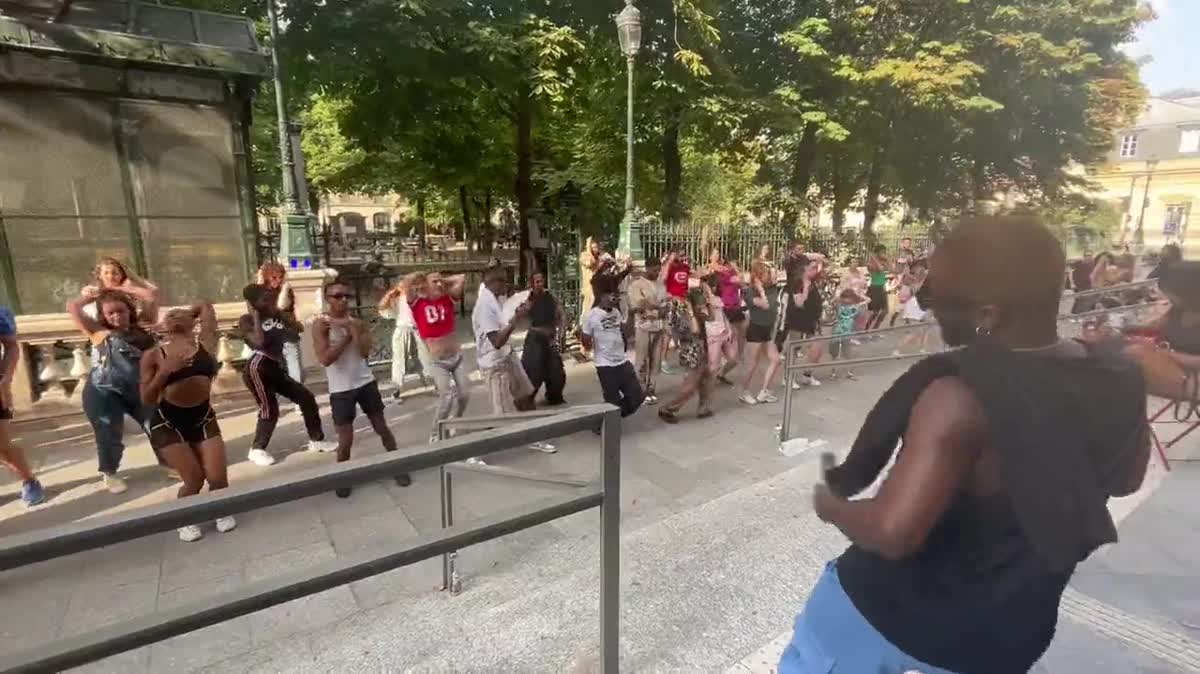 Le danseur de vogue Vinii Revlon et les participants d'un atelier de vogue gratuit et ouvert à tous, le samedi 22 juillet à la Gaîté Lyrique