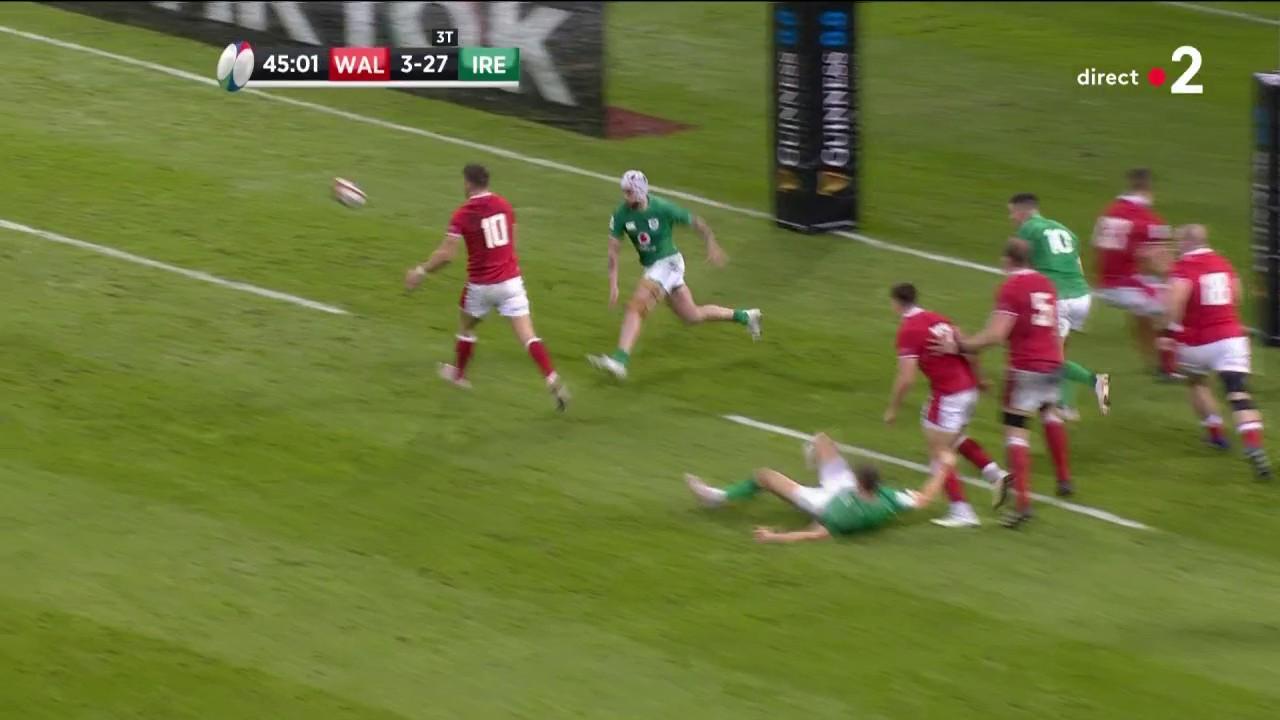 Les Gallois ont entamé la seconde période avec la ferme intention de réagir. C'est fait rapidement avec l'essai de l'arrière Liam Williams sur un service de Biggar. Les Gallois avaient refusé de tenter la pénalité pour aller chercher l'essai et ils sont récompensés (10 - 27).