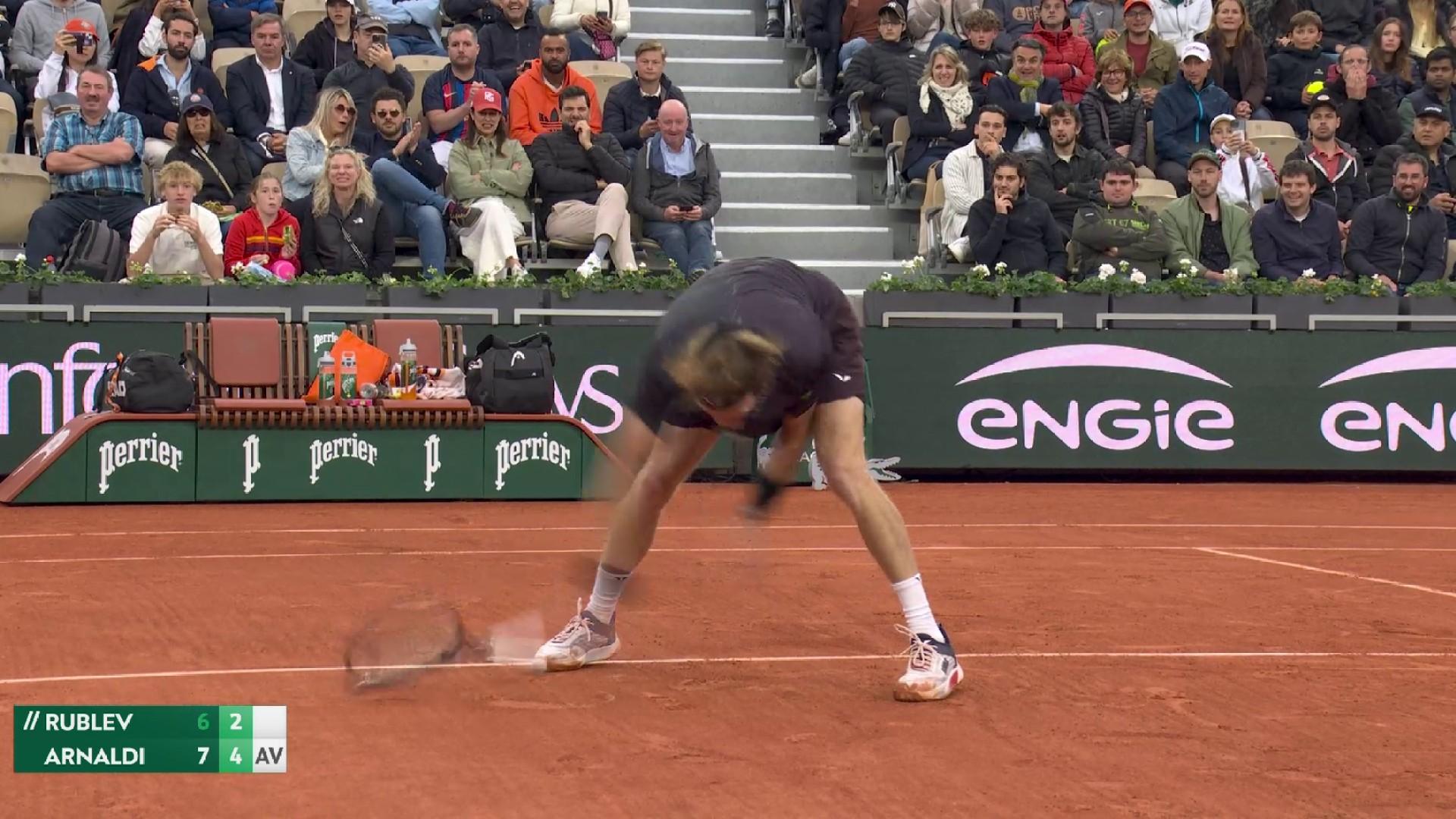 Accroché par un Matteo Arnaldi parfait, Andrey Rublev perd son sang froid dans le deuxième set à la suite d'une décision arbitrale qu'il conteste. Sa raquette est sacrément chahutée et l'Italien en profite pour se rapprocher du gain de la deuxième manche.