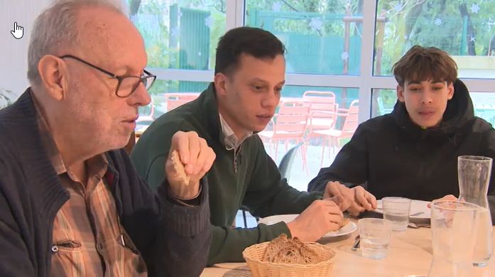 TESTIMONY. Elderly people and students under the same roof, this low-rent residence brings together generations like a family