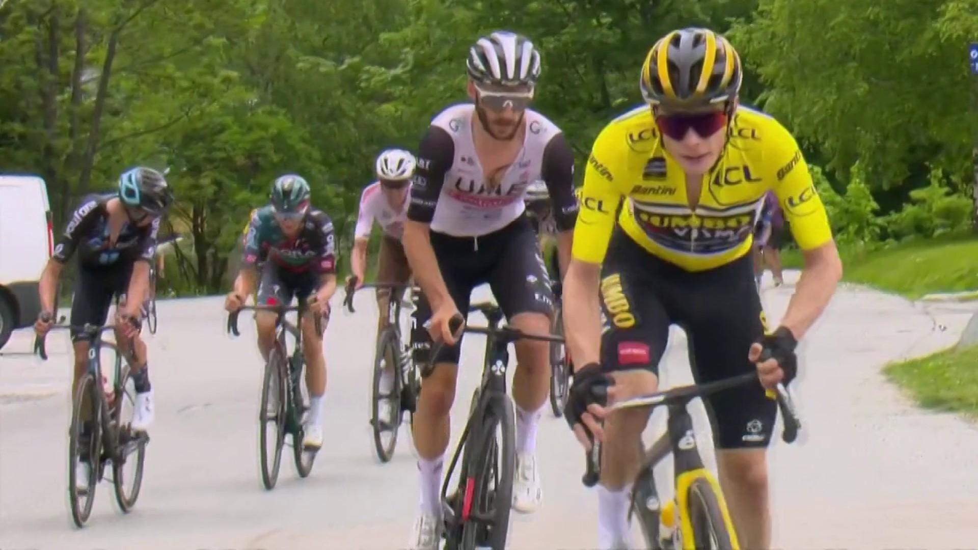 Jonas Vingegaard attaque à 5,3 kilomètres du sommet du Col de la Croix de Fer ! Le maillot jaune danois fait un trou dès son attaque, personne ne peut le suivre et seul Adam Yates le garde en point de mire.