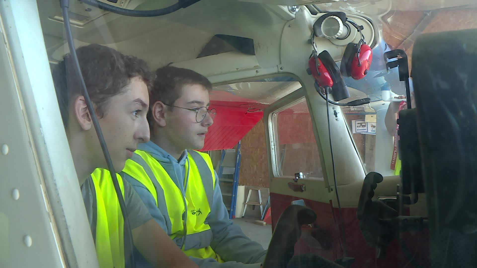 Deux élèves de troisième dans une cabine de pilotage.