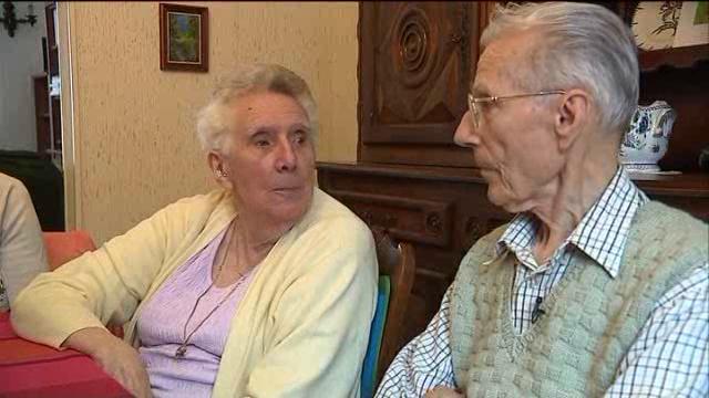 Autour de la table, Guy et Jeanine, leur fille, leur avocat Maitre Mouhou. Notre confrère de France 2 recueille leur témoignage