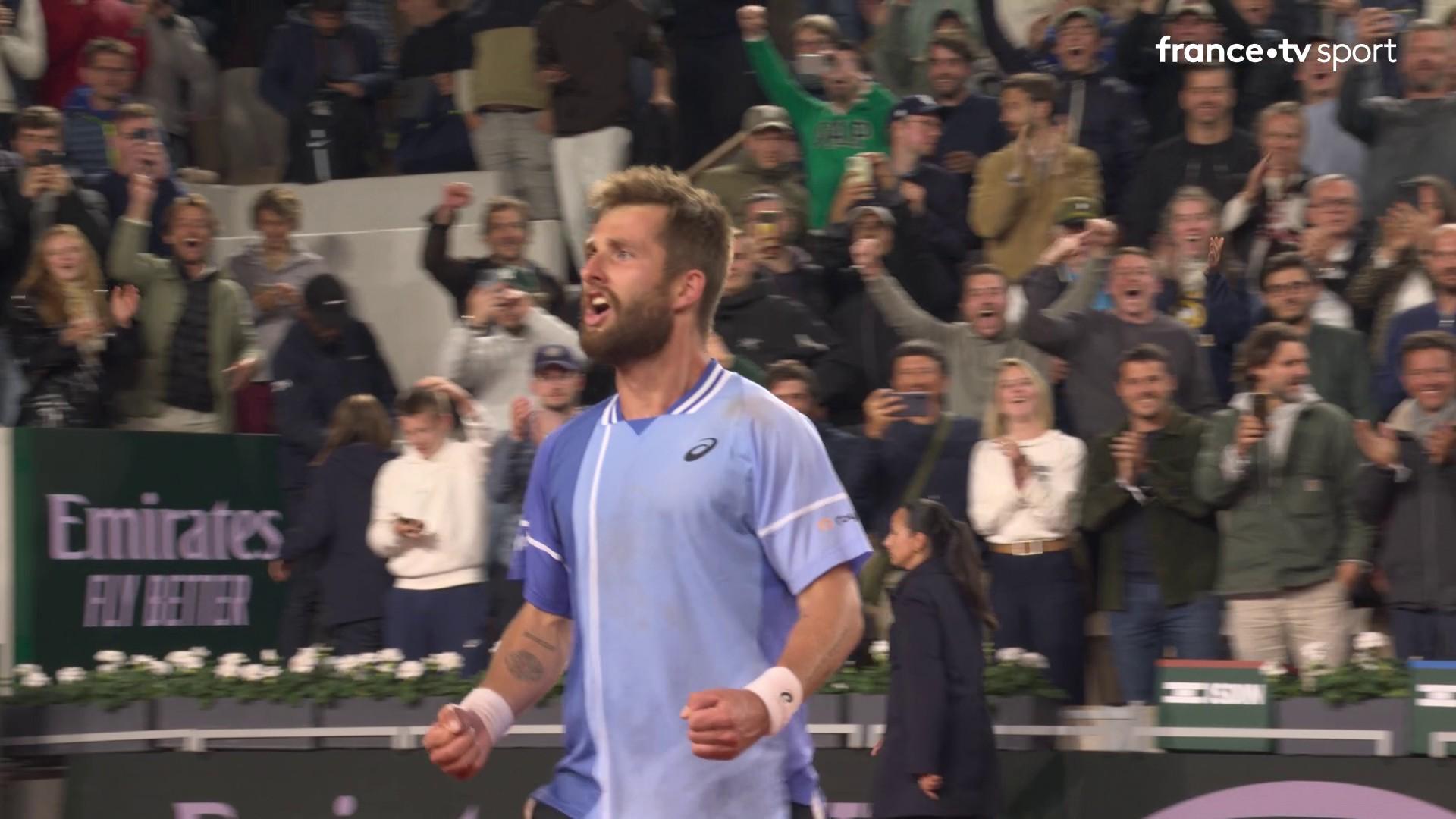 Historique. Sur un ultime ace, Corentin Moutet élimine Sebastian Ofner et boucle ce match en deux heures et 48 minutes. Il sera le seul Français présent dans ces huitièmes de finale de Roland Garros.