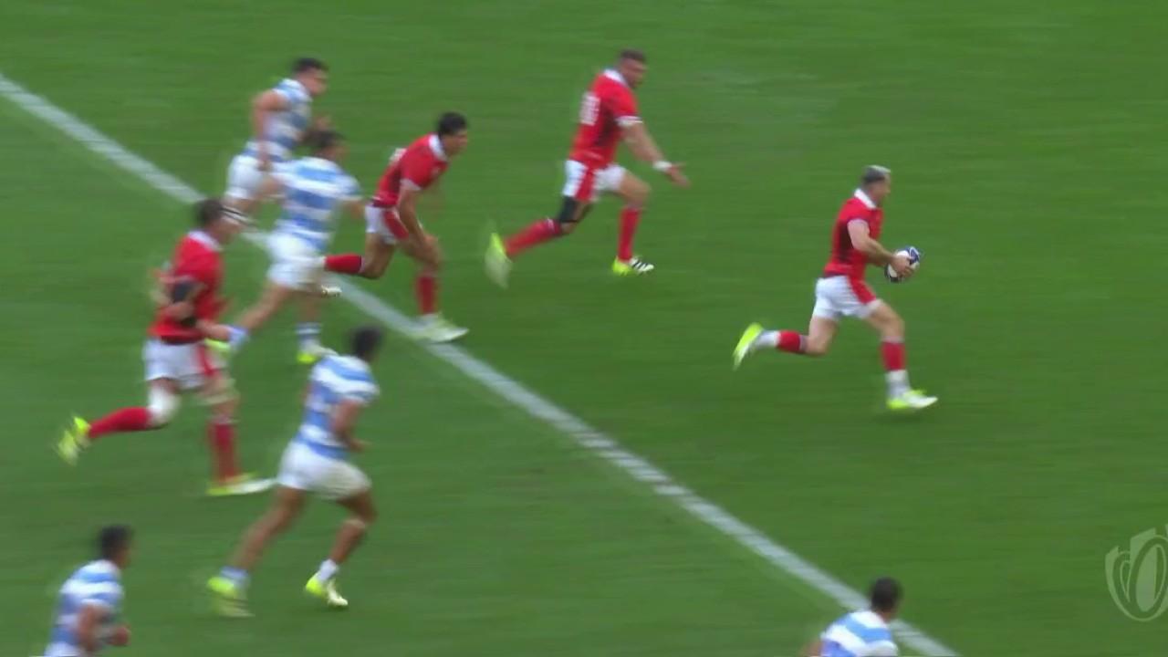 Après un petit quart d'heure très disputé marqué par la forte possession du XV du Poireau, le tableau d'affichage est pris par les coéquipiers de Jac Morgan avec l'essai de Dan Biggar à l'issue d'une mêlée galloise. Le bon relais de George North trouve Gareth Davies après contact pour lancer Biggar derrière la ligne. Galles mène 7-0 après la transformation de ce même Biggar.