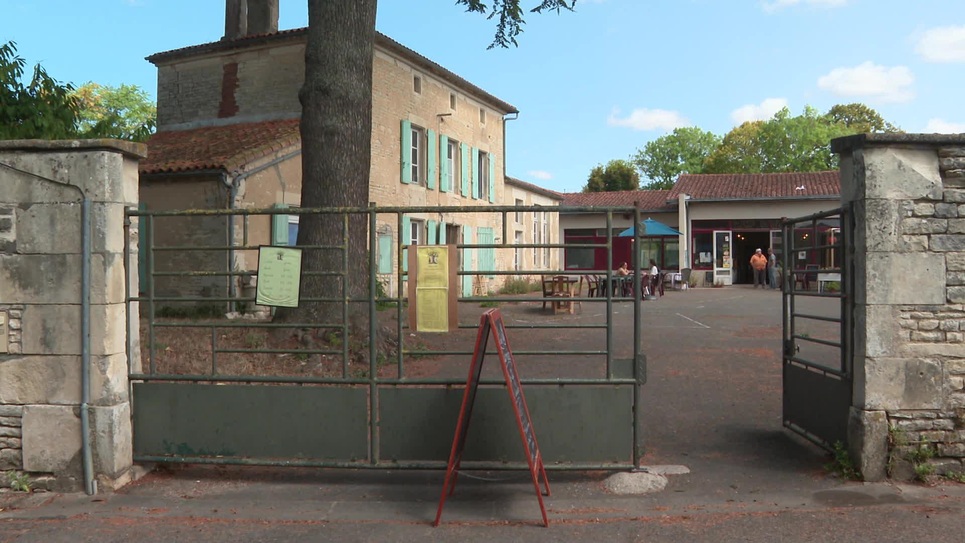 Fermée en 2017, l'école du village de Tusson est devenue un bistrot.