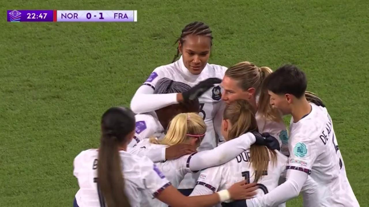 Les Bleues contrôlent le match mais ne se créent pas d'occasion jusqu'à ce centre en retrait de la joueuse du Paris FC Julie Dufour qui pousse la norvégienne Maren Mjelde à la faute. La défenseur inscrit le premier but du match contre son camp.