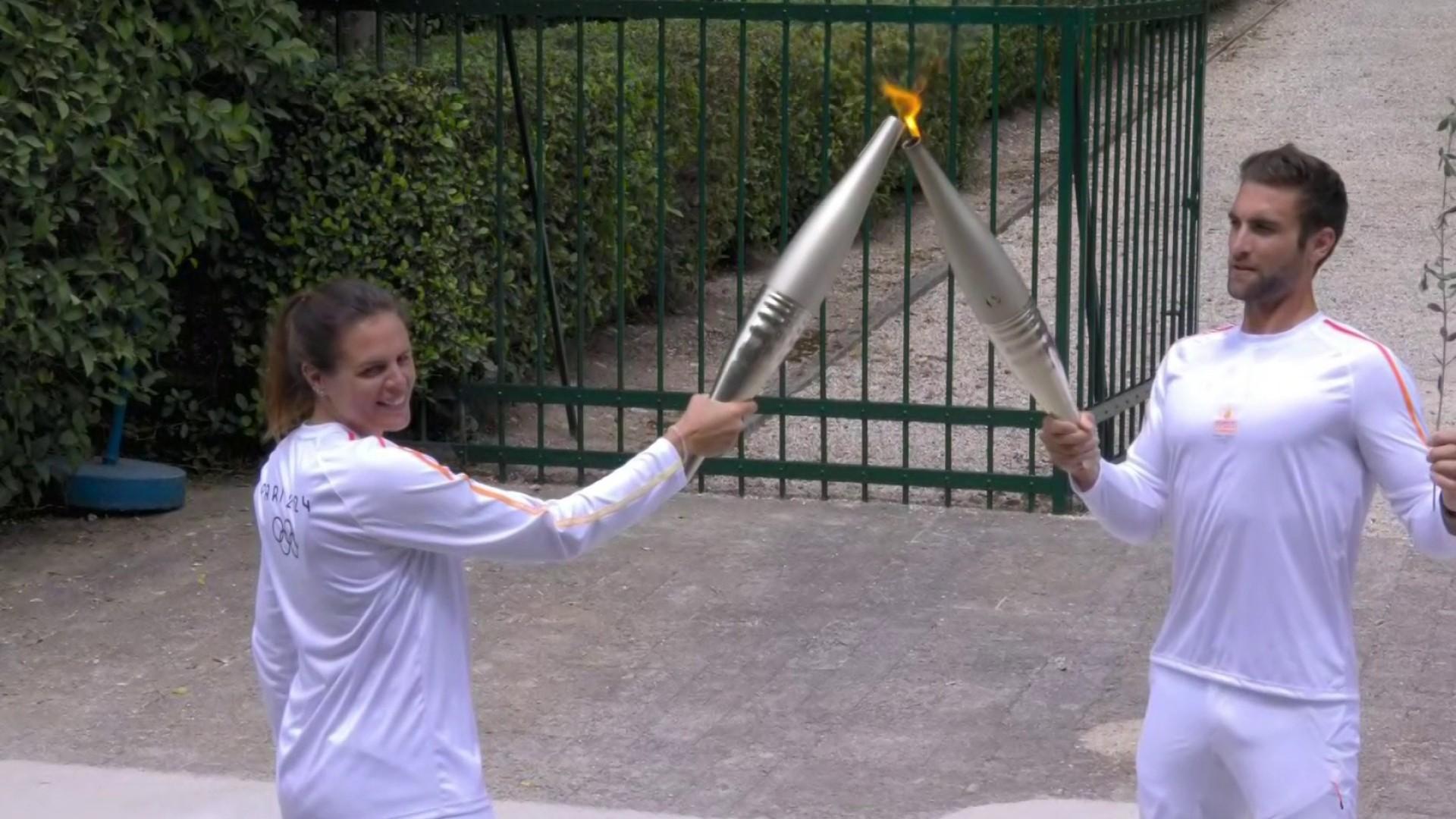 Le premier relayeur de la flamme olympique, Stéfanos Doúskos, s'est agenouillé quelques instants devant la stèle où repose le cœur du baron Pierre de Coubertin selon ses dernières volontés ici à Olympie.  La rameuse grecque a remis le flambeau à la première relayeuse française, Laure Manaudou.  Le champion olympique a parcouru quelques mètres avec la flamme puis l'a transmise à Margaritis Schinas, vice-président de la Commission européenne.