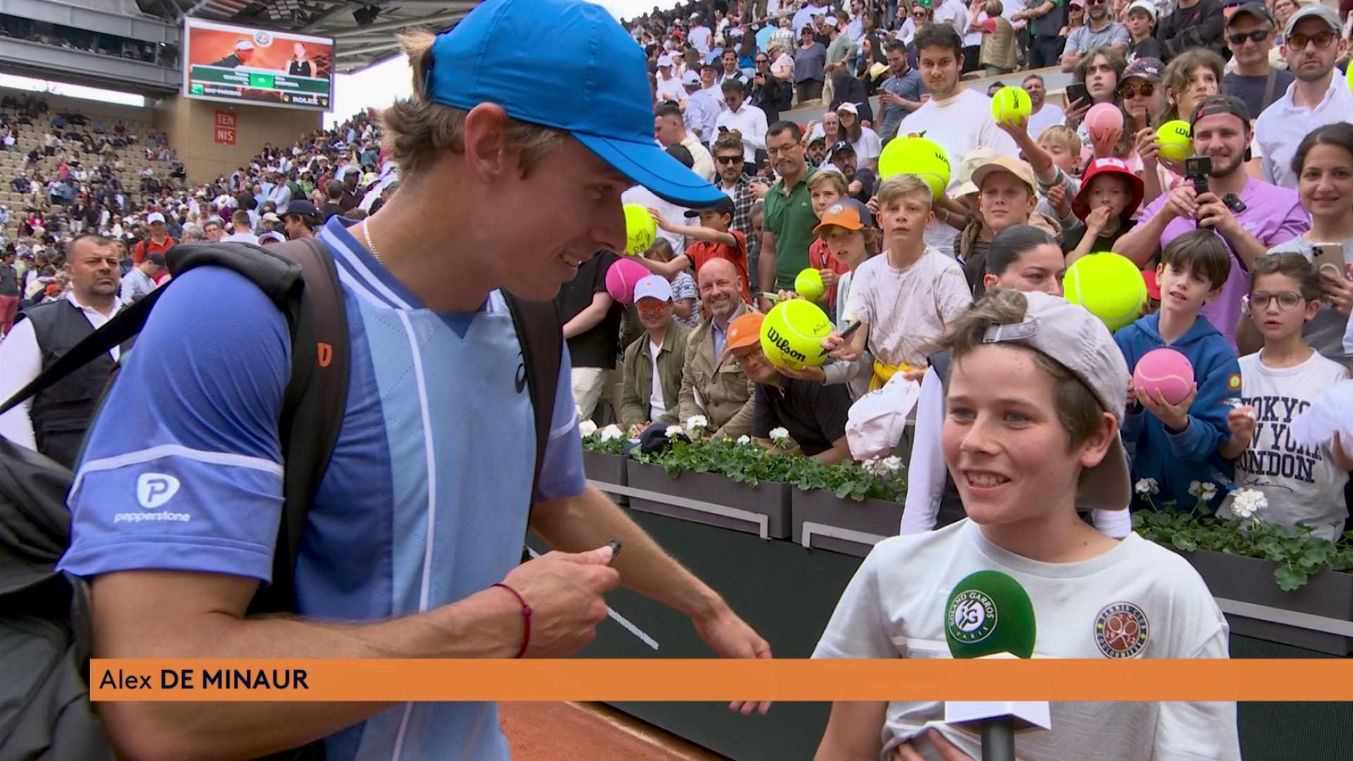 Après sa victoire face à Daniil Medvedev, Alex De Minaur a été interviewé. L'Australien est en compagnie de Paul, son plus grand fan, déjà présent dans les tribunes au tour précédent pour l'encourager.