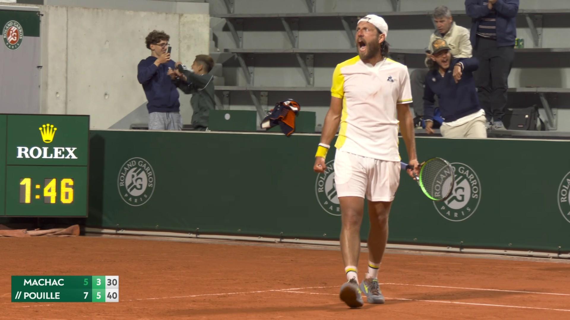 Lucas Pouille n'a pas déçu pour son entrée dans le tournoi de qualifications de Roland-Garros. Opposé au Tchèque Tomas Machac, tête de série 16 et 127e mondial, le Nordiste a fait le spectacle et s'est montré le plus fort dans les points importants. Il s'impose en deux manches, 7-5, 6-3. Il affrontera Chun-Hsin Tseng au prochain tour.