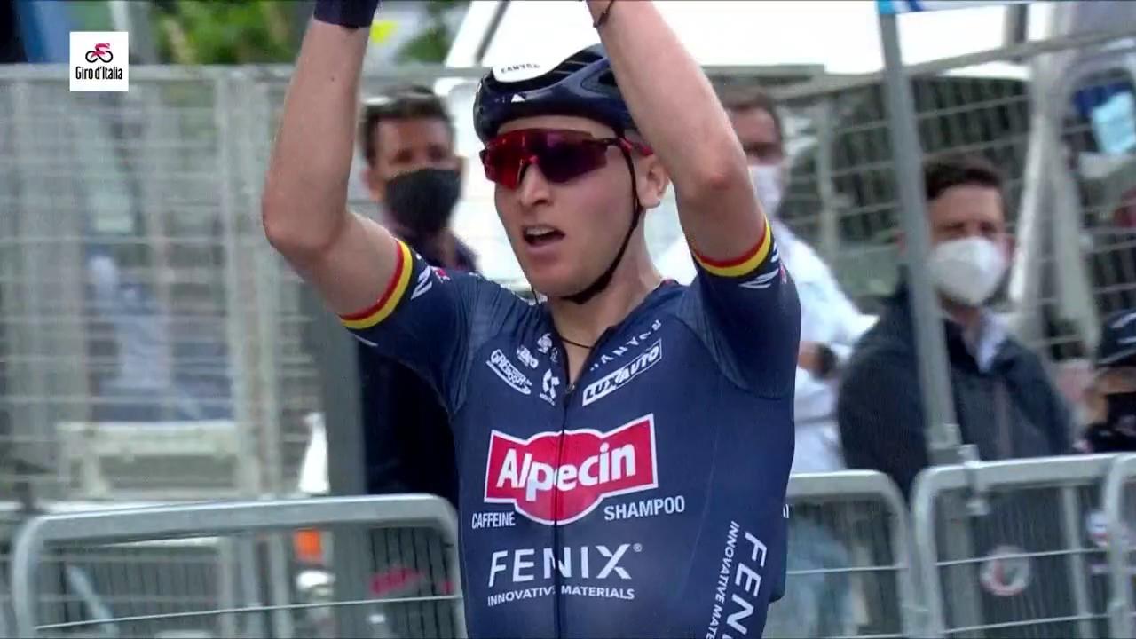 Le Belge Tim Merlier (Alpecin-Fenix) a été le plus rapide au sprint sur cette deuxième étape du Giro. Il a devancé les Italiens Giacomo NIzzolo (Qhubeka-Assos) et Elia Viviani (Cofidis). Pour son retour à la compétition, Dylan Groenewegen (Jumbo-Visma) termine au pied du podium, juste devant Peter Sagan (Bore-Hansgrohe).