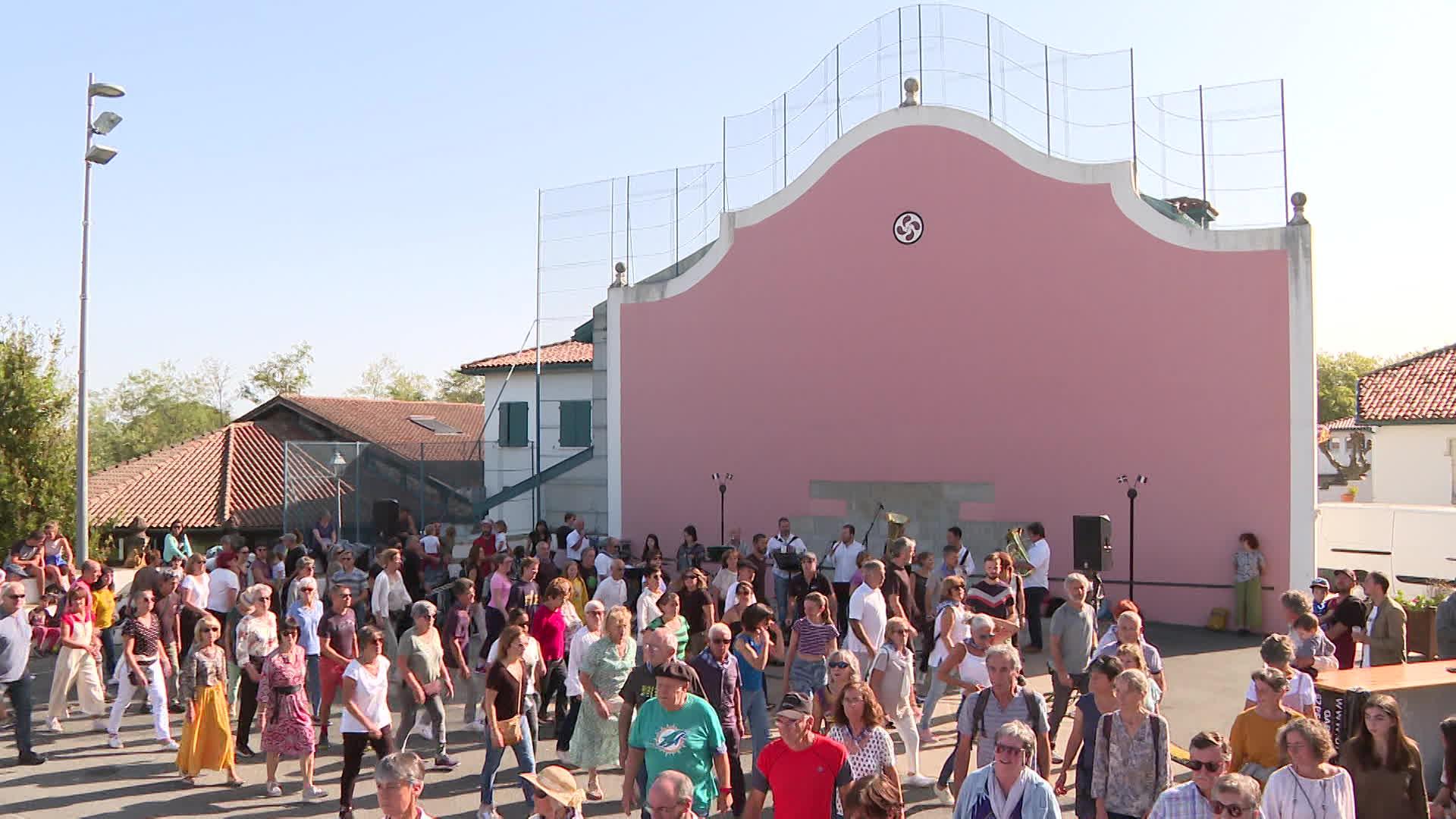 Les amateurs de mutxiko s'étaient donné rendez-vous au centre de Arcangues pour célébrer la danse populaire basque.