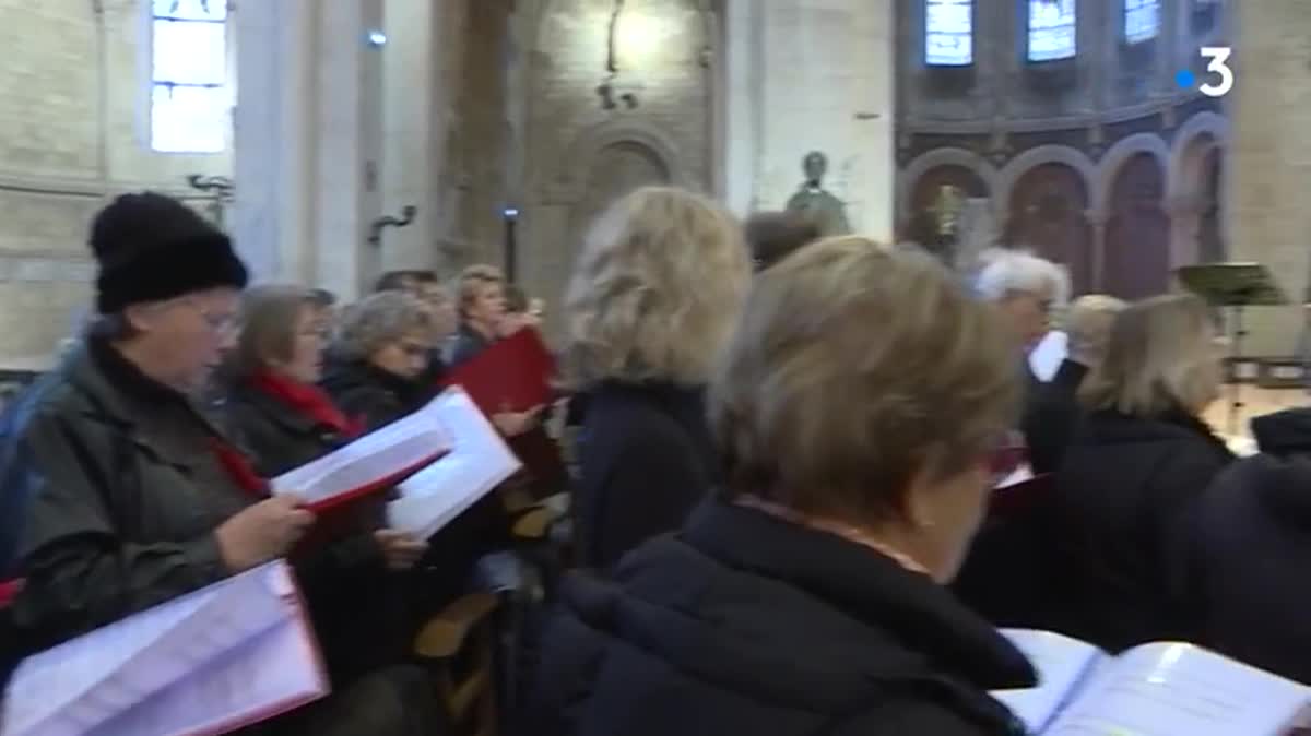 Église Saint-Pierre-Saint-Paul à Épernay : début de la messe rendue en hommage à Johnny Hallyday.