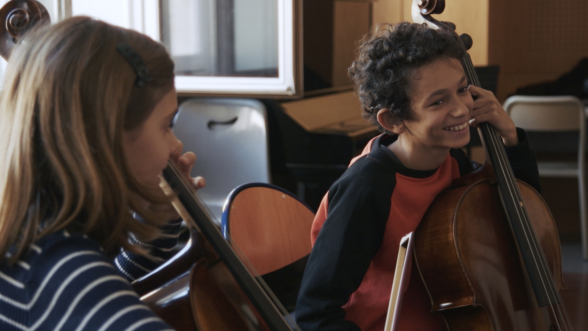 L’Orchestre des colibris réunit des musiciens sourds, porteurs d’implants et entendants, ici Alexandre et Gaia