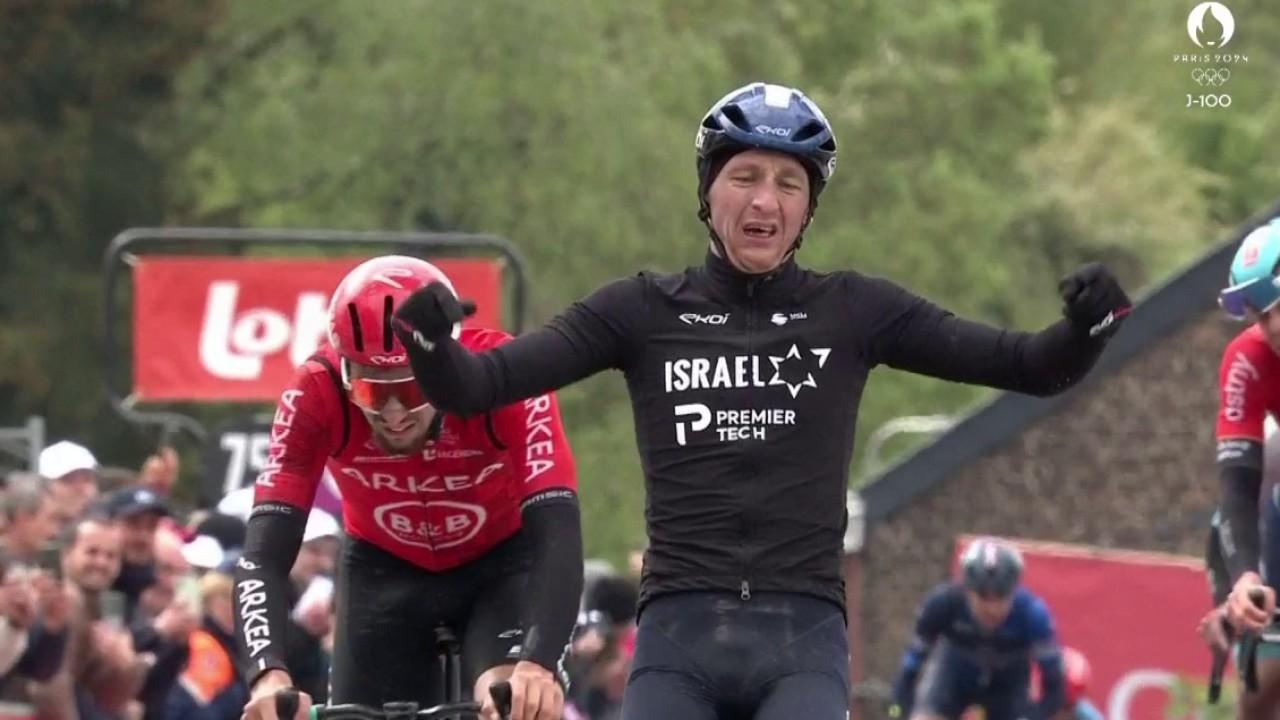 L'arrivée de la Flèche Wallonne s'est déroulée au sprint au sommet du Mur de Huy.  Le coureur de l'équipe Israel-Premier Tech, Stephen Williams attaque à 300 m de l'arrivée et s'impose devant Kévin Vauquelin (Arkéa-B&B-Hotels).  Le Belge Maxim Van Gils (Lotto-Dsnty) complète le podium.