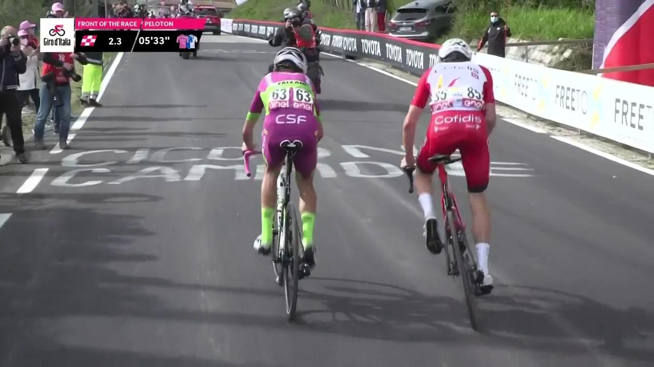 Le Français Victor Lafay (Cofidis) ne se pose pas de questions pour dépasser Giovanni Carboni (Bardiani) et filer vers la victoire à Guardia Sanframondi, à moins de 2,5km de l'arrivée.