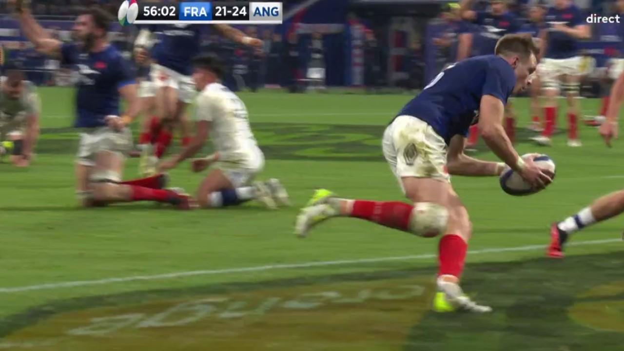 Overwhelmed since the start of the second half, Léo Barré sounded the revolt in the 55th minute by allowing his teammates to come back to within a point of the English.  This is the Frenchman's first try in the selection.  Thomas Ramos, for his part, did the job by successfully completing his transformation.