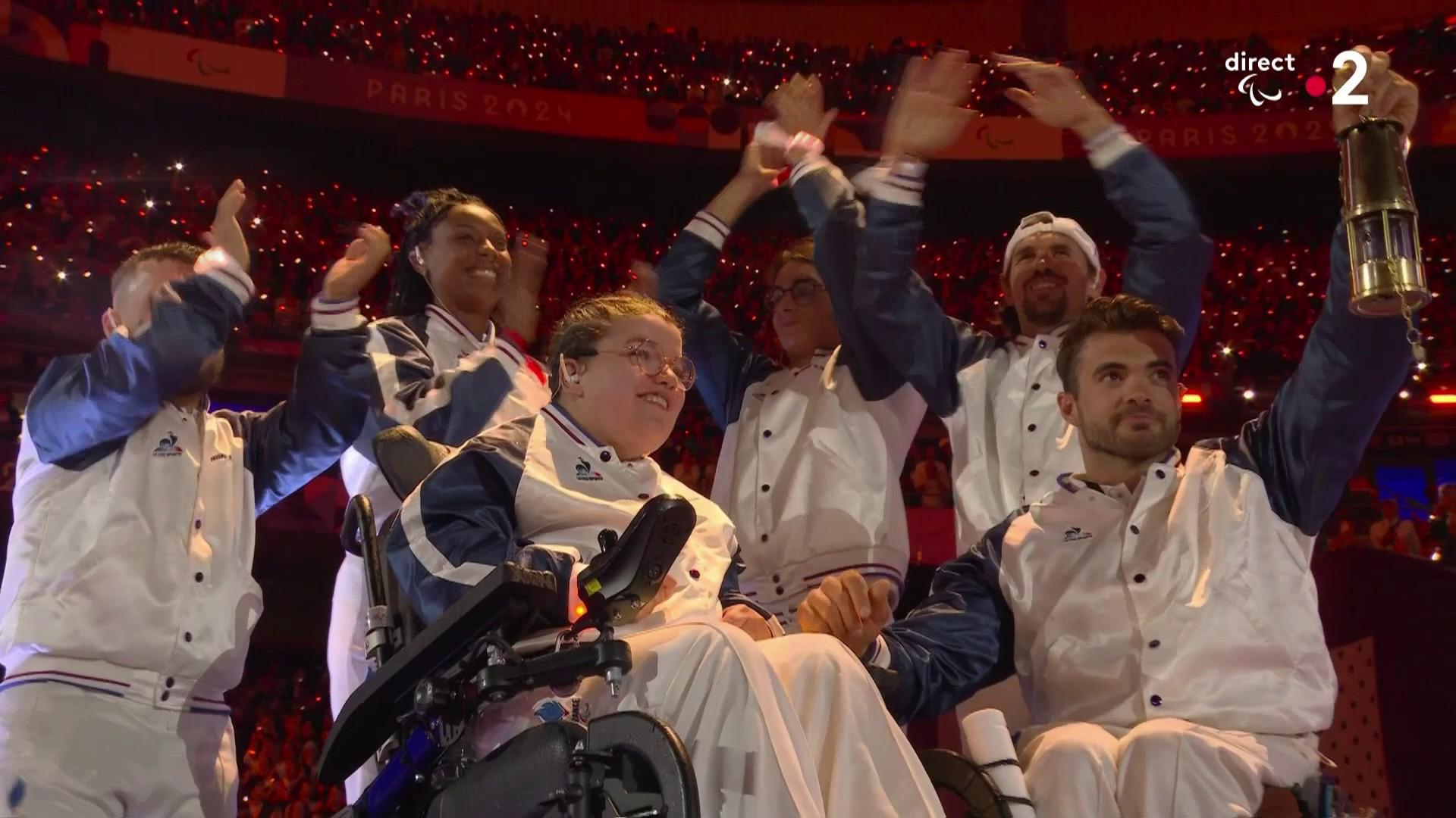 La championne paralympique Aurélie Aubert éteint la flamme, les Jeux de Paris sont officiellement clos