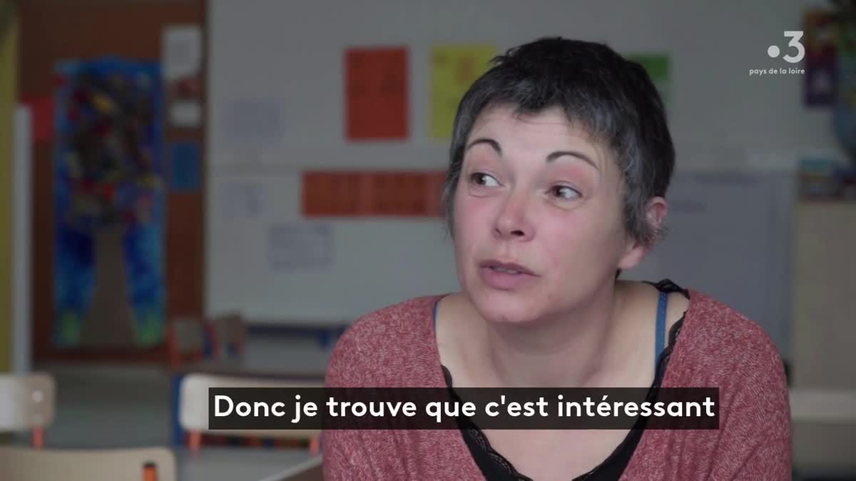 Carole enseignante à l'école Jean Moulin de Nantes, avec ses élèves de grande section