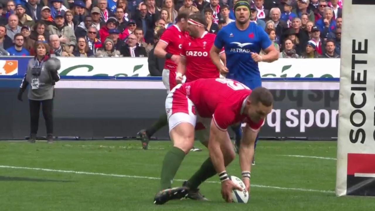 Suite à une belle touche galloise, Georges North profite de la mauvaise défense française pour inscrire le premier essai du match. Le Pays de Galles mène 7 à 0 face aux Bleus.