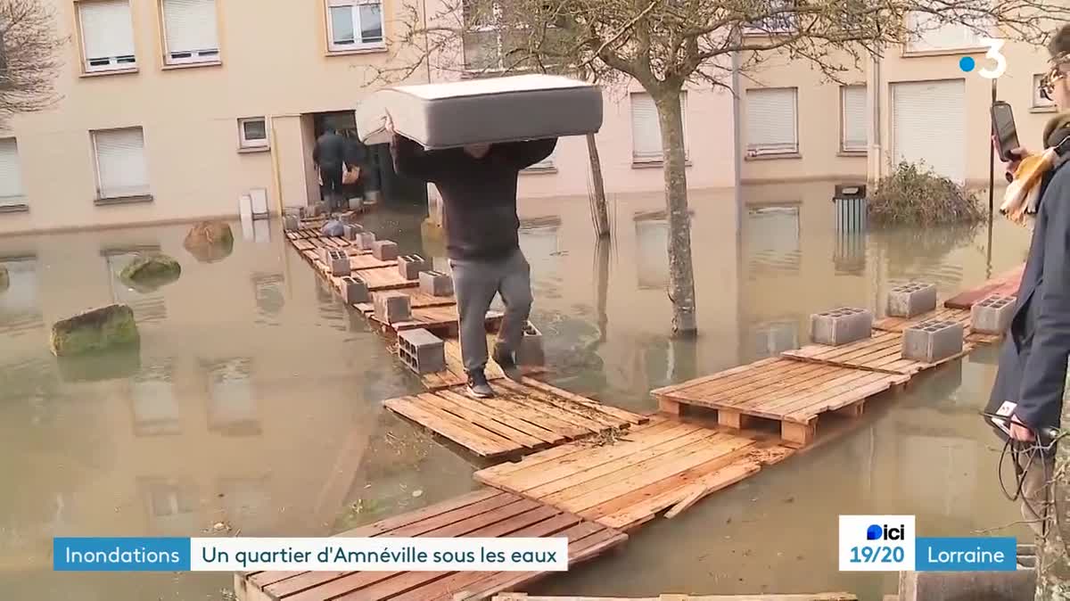 Les habitants de l'immeuble de la rue du général Lassalle à Amnéville évacuent leurs logements inondés.