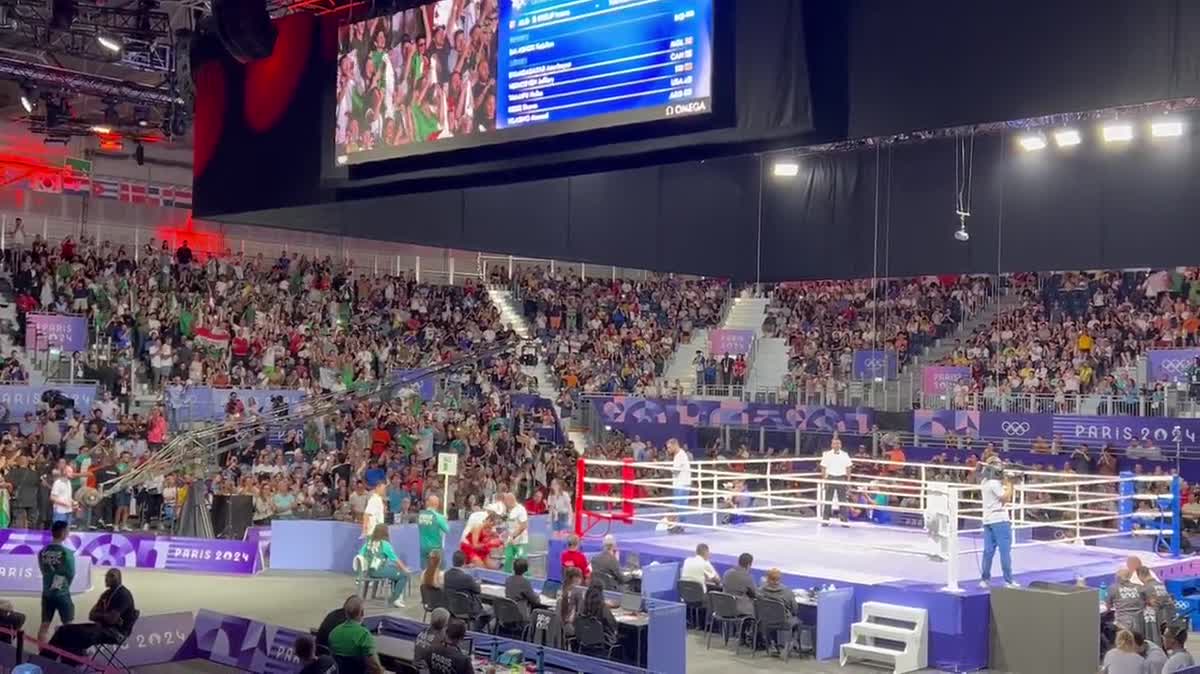 Imane Khelif ovationnée lors de son entrée sur le ring, le 3 août 2024 aux Jeux olympiques.