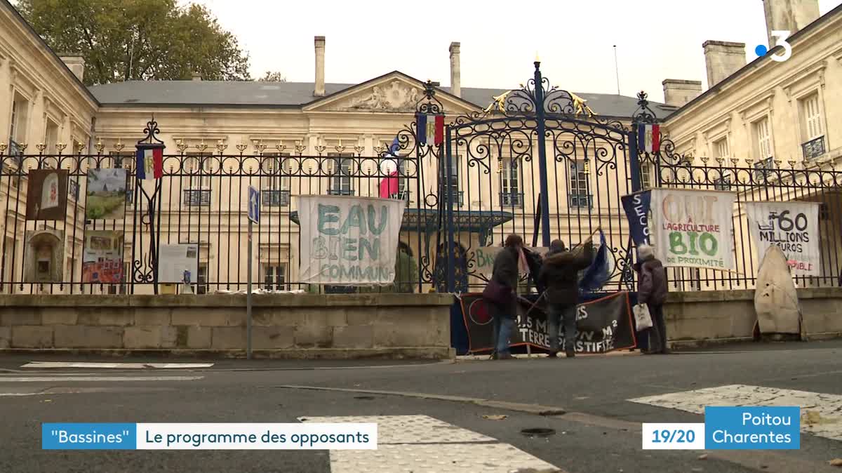 Le porte-parole du collectif "Bassines non merci" devant la préfecture de Niort jeudi 17 novembre 2022.