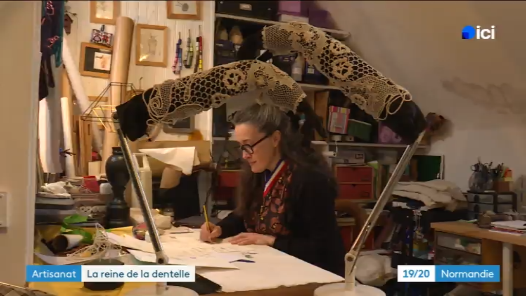 Marielle Olivier, artisan dentelière, confectionne des pièces en guipure d'Irlande, technique de dentelle au crochet, lundi 18 novembre 2024.